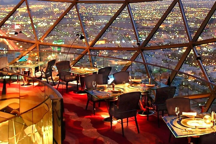 Dining in Riyadh @ The Globe Restaurant - saudidiscovery.com